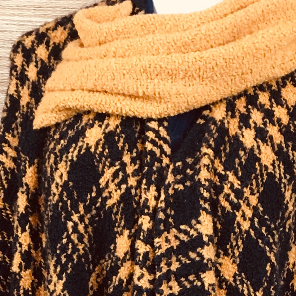 Boyne Waller Weavers Irish Wool Plaided Poncho Wrap In Black / Yellow – One Size - Picture 9 of 11